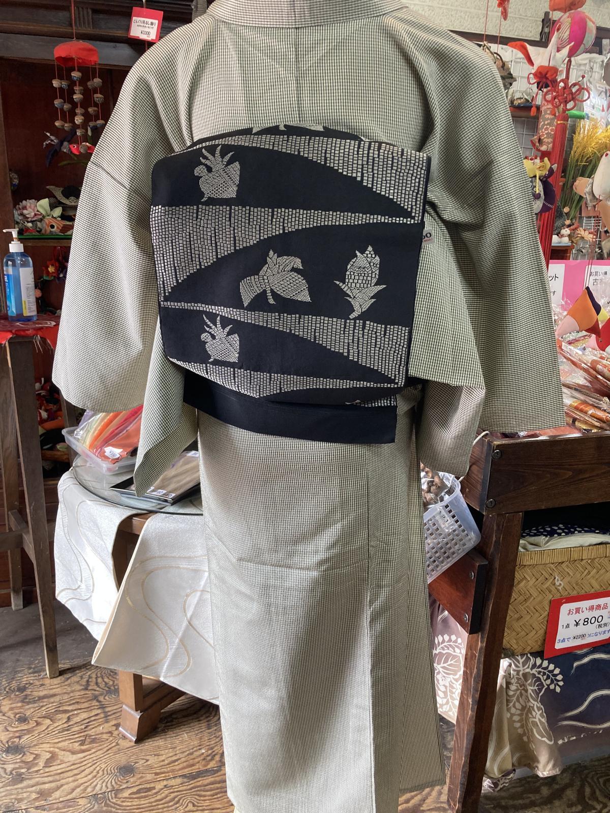 画像1: 黒地にシルバーの植物柄ひとえ帯