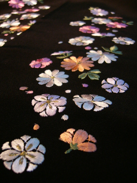 画像: 黒地にお花の刺繍半襟
