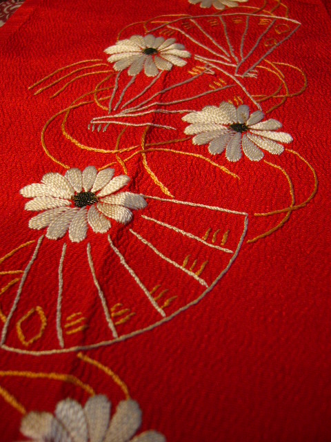 画像: 赤い縮緬地に扇と花の刺繍　半襟