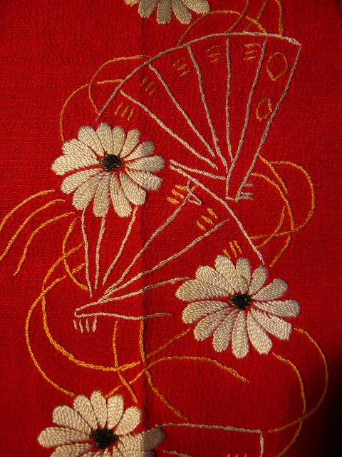 画像: 赤い縮緬地に扇と花の刺繍　半襟