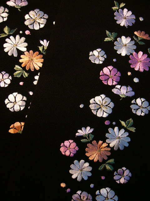 画像: 黒地にお花の刺繍半襟